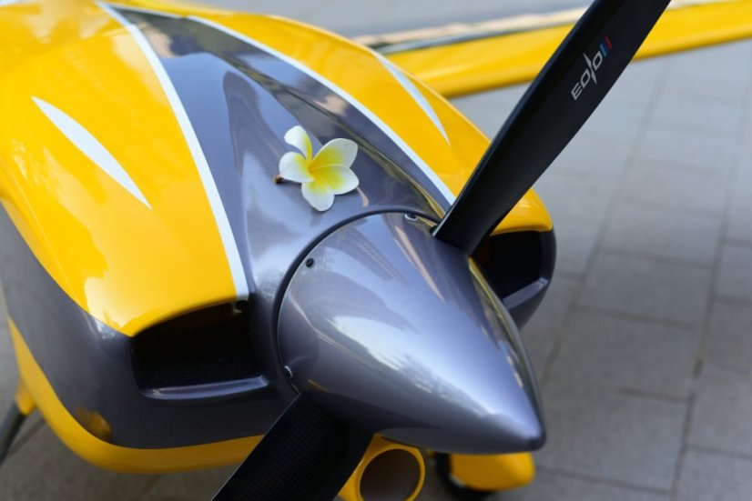 Edge540 V3 - 104" - Barva: Yellow