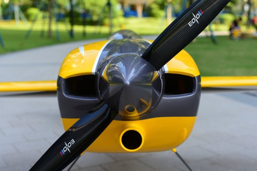 Edge540 V3 - 104" - Barva: Yellow